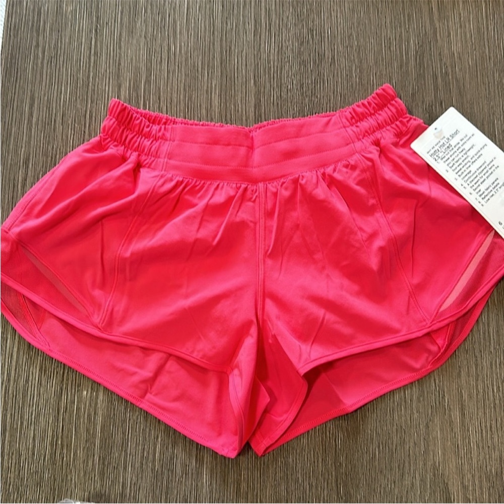 Lululemon Athletica low rise sonic pink hotty hot shorts NWOT EUC 🩷
